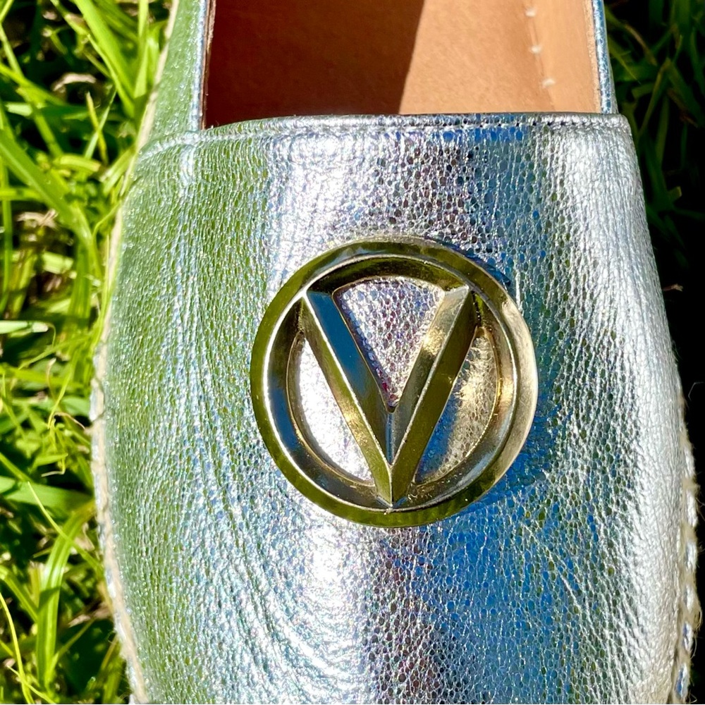 Valentino Silver Espadrille Shoe Size 9 Gold Logo Platform Jessica Closed Toe - Picture 8 of 17